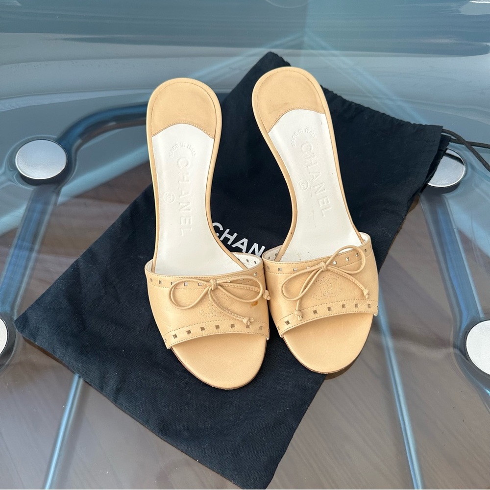 Vintage Chanel beige bow heels